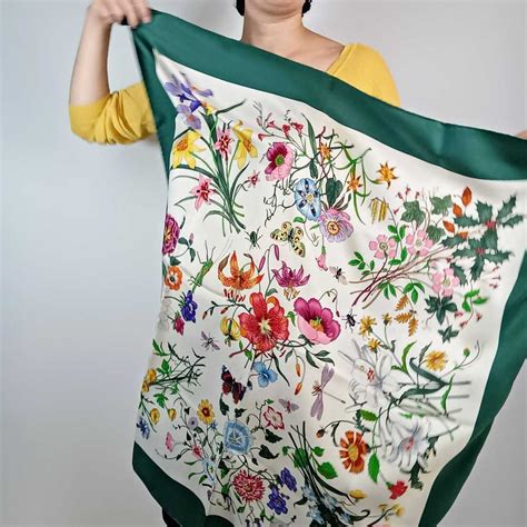 foulard di gucci vecchia collezione|Ma foulard di Gucci non è sinonimo solo di Flora.